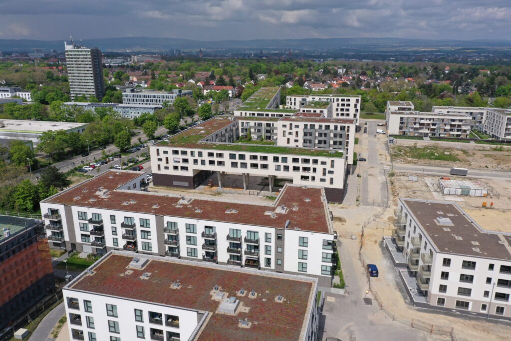 Mehrere Wohnungskomplexe aus der Vogelperspektive.